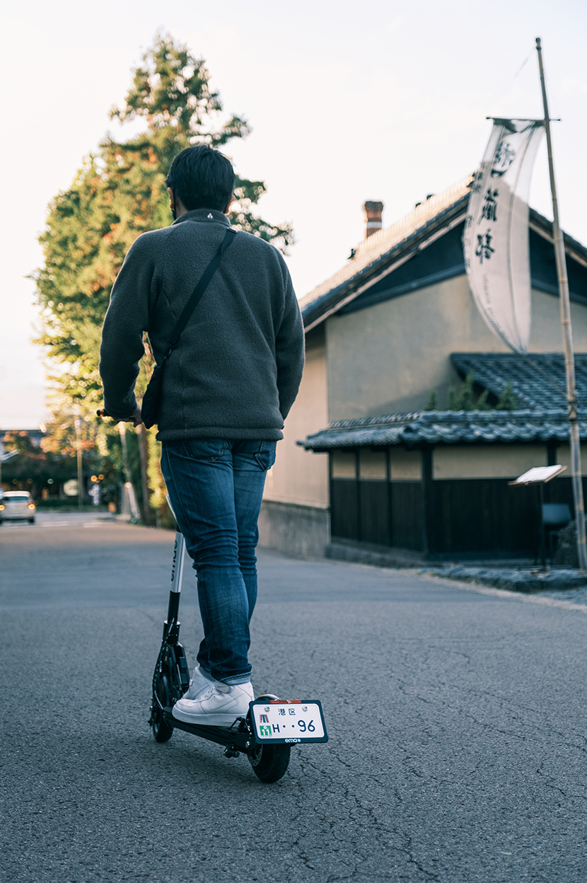 電動キックボードは実証実験中。ヘルメットなしで走行可能だ。