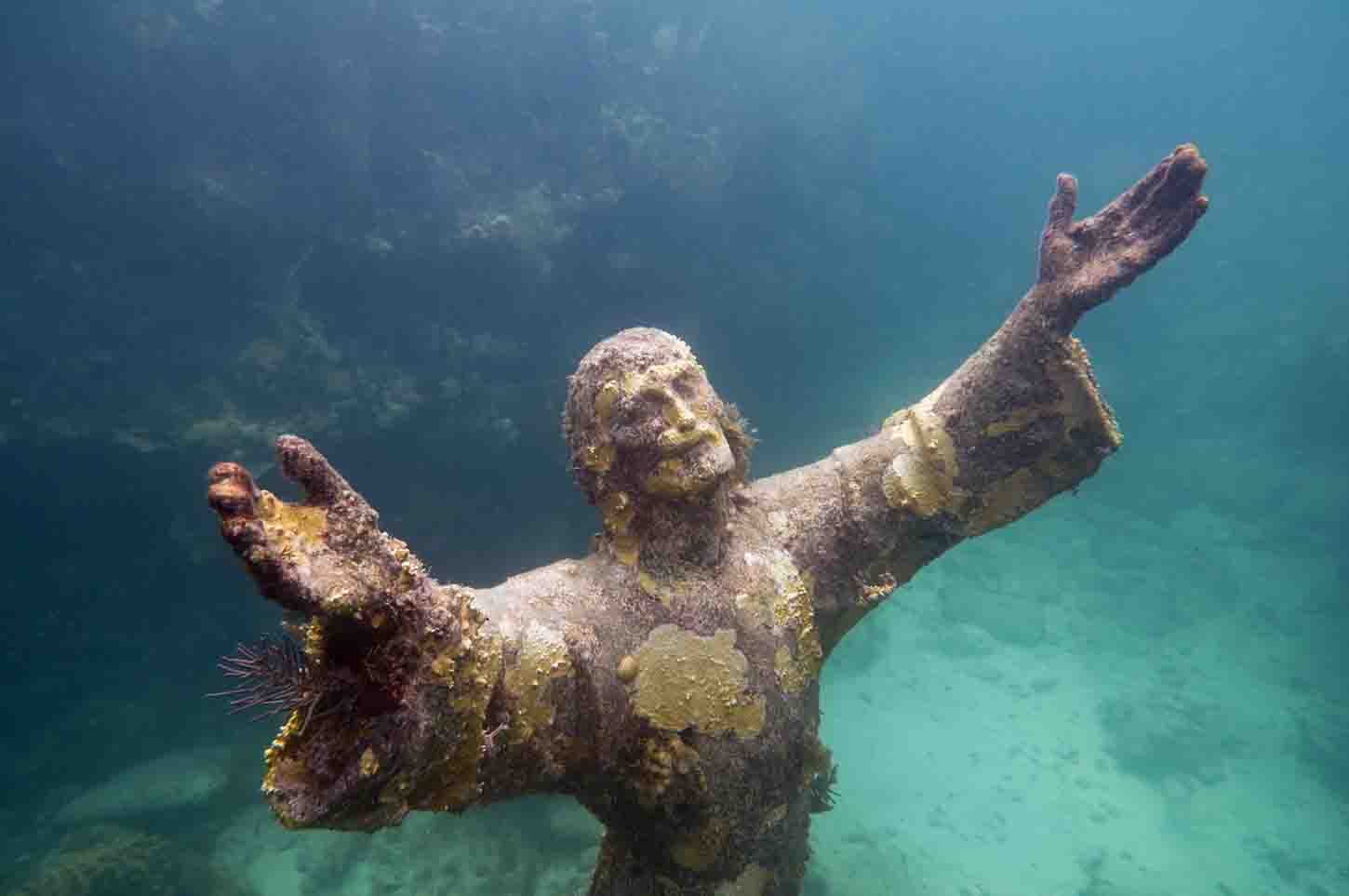 人工漁礁の役割も持つ、キプロス島のサステナブルな海底彫刻美術館