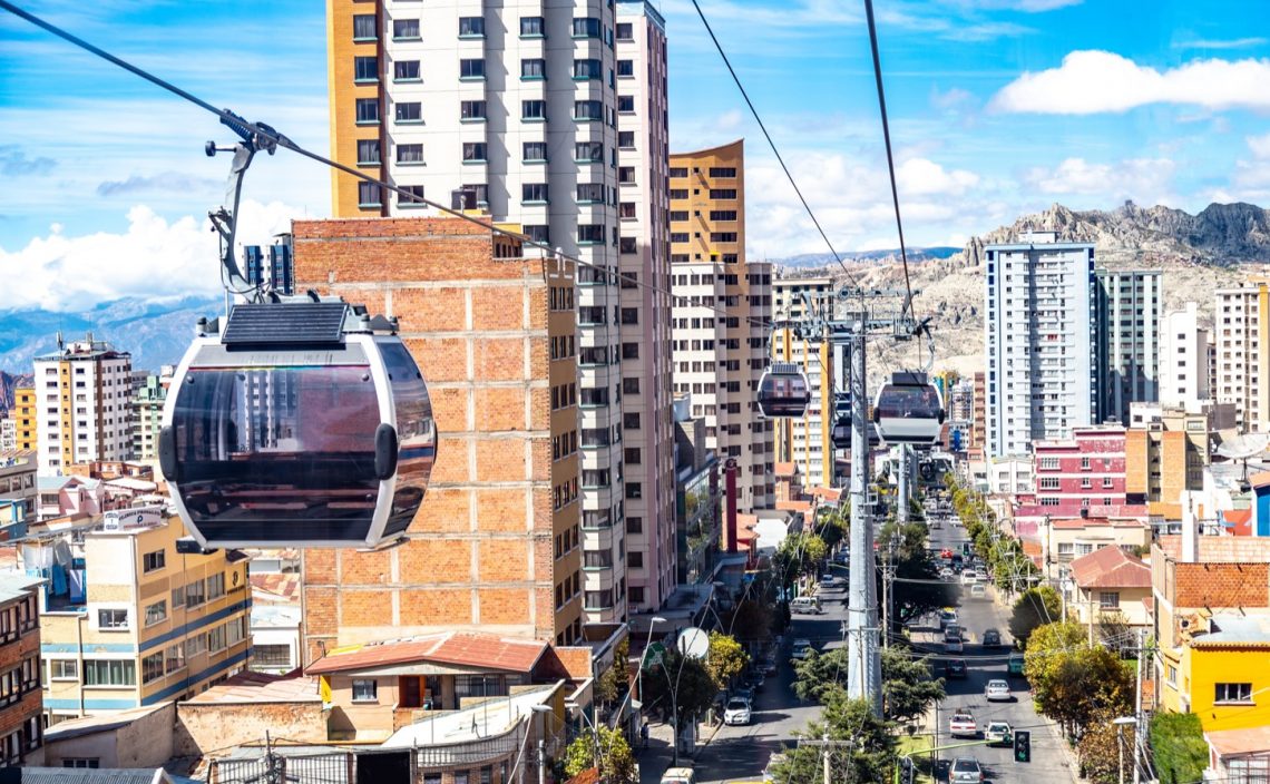 空と道路の「デッドスペース」を活かす都市型ロープウェイ